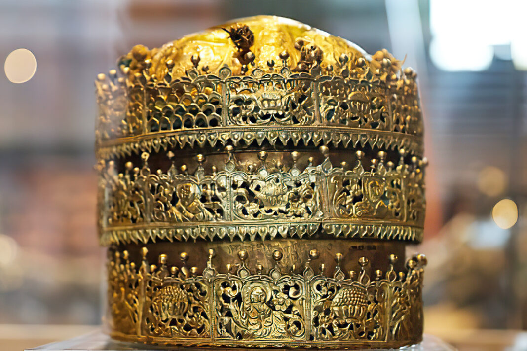 V&A in talks over returning looted Ethiopian treasures in ‘decolonisation’ purge